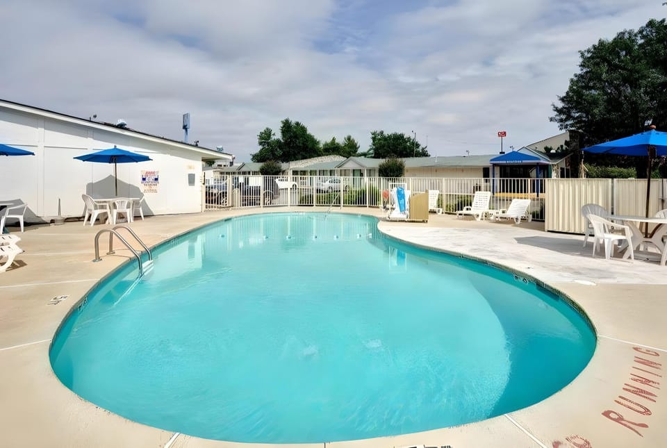 Swimming pool [outdoor]
