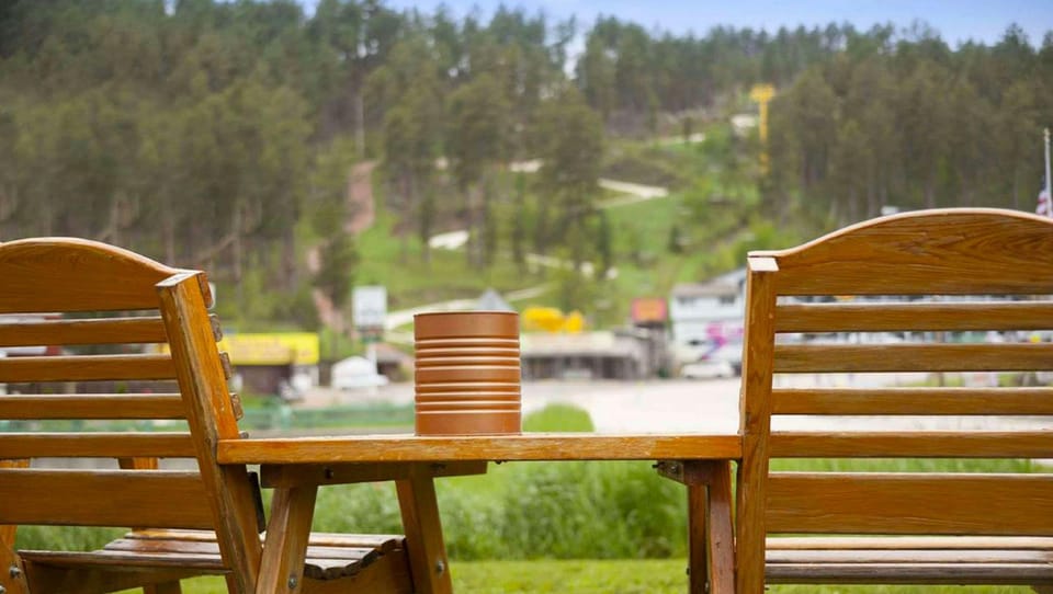 Magnuson Grand Rushmore View Hotel in Keystone