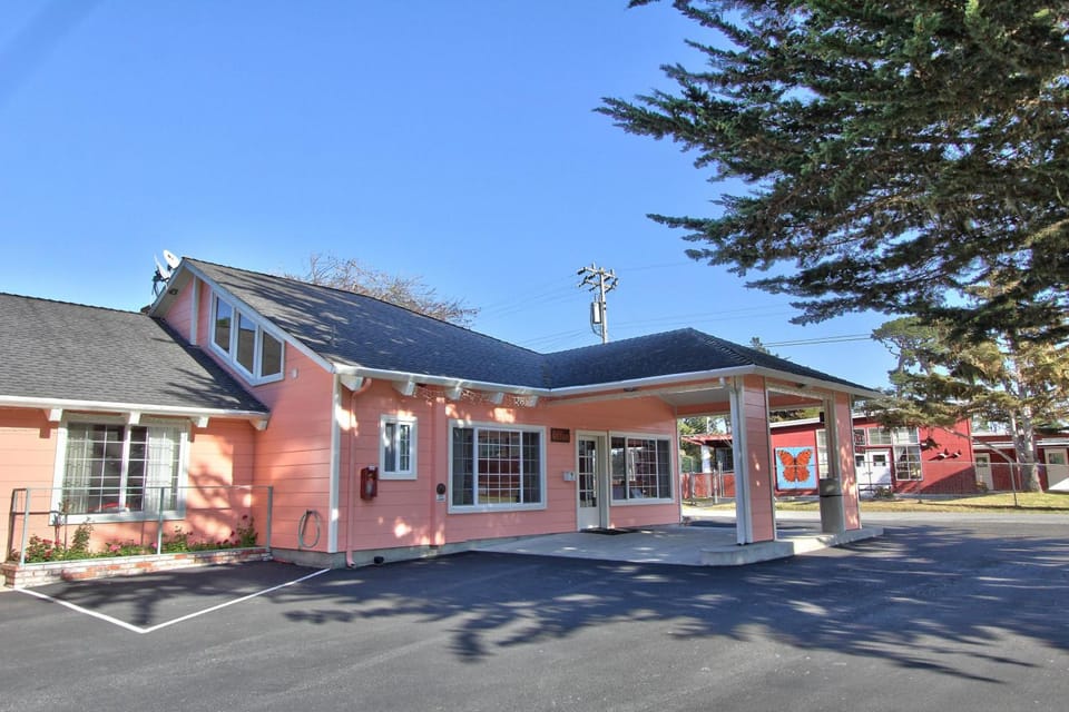 BUTTERFLY GROVE INN Motel in Pacific Grove