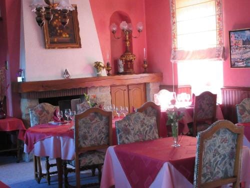 Le Trianon Hotel in Étel