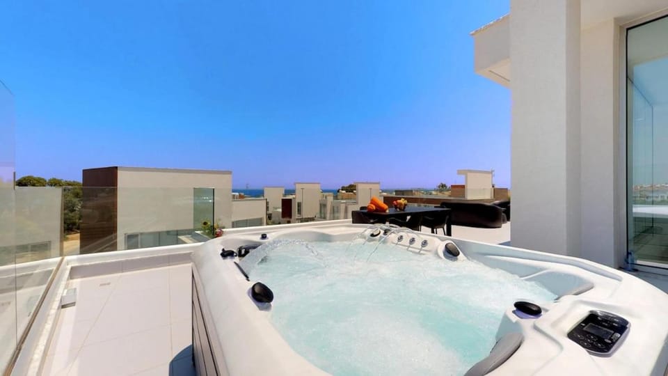 Seaview Luxury Villa Jacuzzi & Pool! 2 Min Beach Hotel in Paralimni