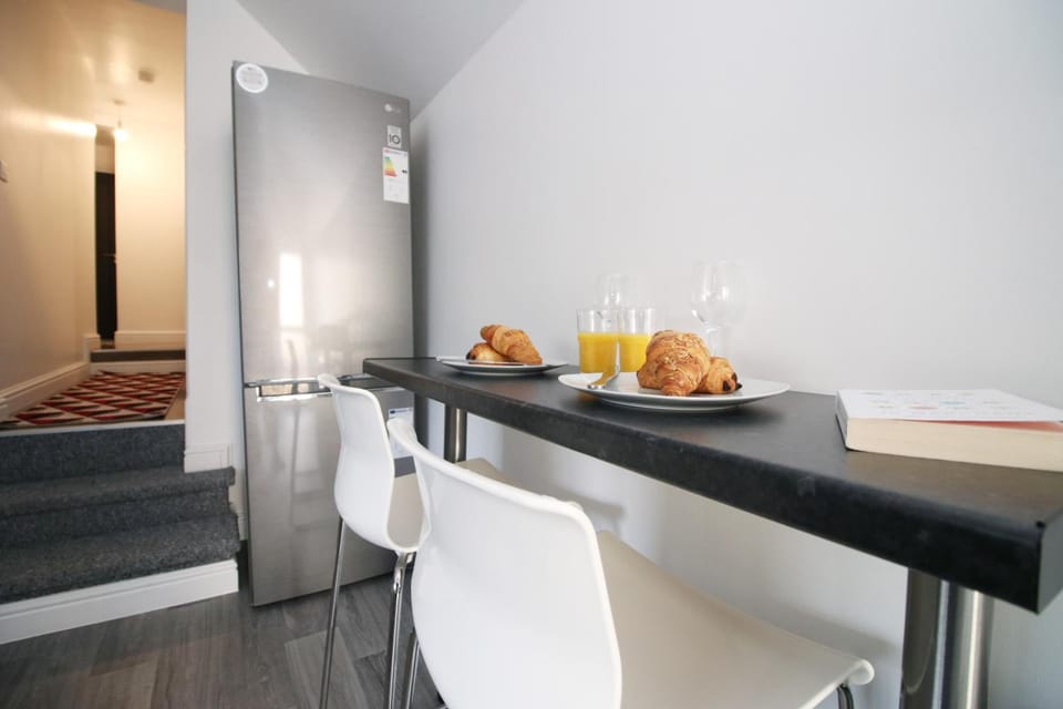Modern Guesthouse, Fast Wi-Fi, Street Free Parking, Central, Fully Equipped Hotel in Cardiff