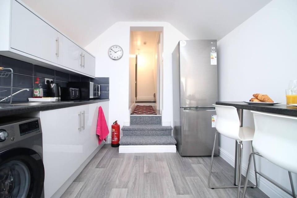 Modern Guesthouse, Fast Wi-Fi, Street Free Parking, Central, Fully Equipped Hotel in Cardiff