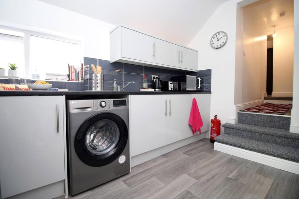 Modern Guesthouse, Fast Wi-Fi, Street Free Parking, Central, Fully Equipped Hotel in Cardiff