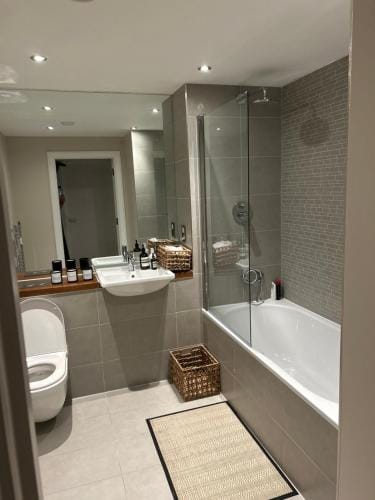 Cosy bedroom in Luxury apartment Hotel in London Borough of Southwark