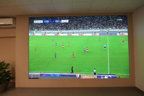 Loft 200m2 avec ecran led geant de 10m2 Hotel in Marseille