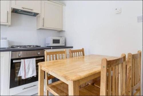Redecorated Double room with shared bathroom -rm3 Hotel in London Borough of Islington