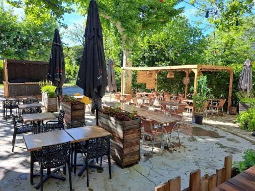 Logis Hotel Restaurant Les Platanes Hotel in Provence-Alpes-Côte d'Azur