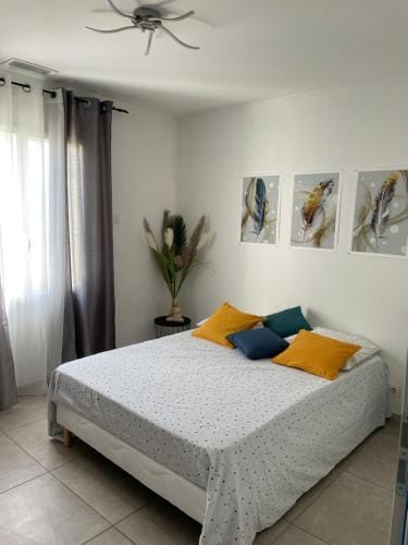 Chambre avec salle de bain privee dans villa avec garage Hotel in Manosque