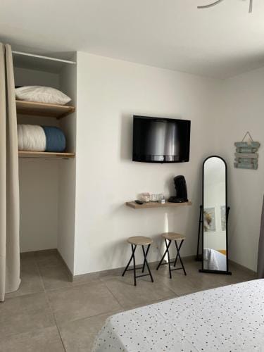 Chambre avec salle de bain privee dans villa avec garage Hotel in Manosque