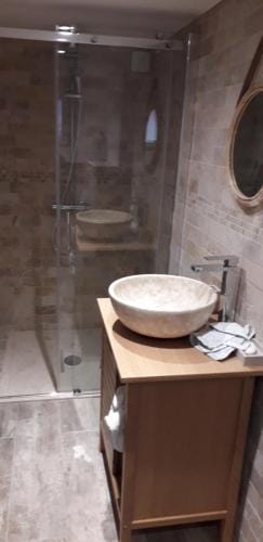 logement independant au calme proche toutes commodites et transports Hotel in Cannes