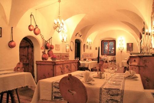 Chasa de Capol - Historische Gaststatte & Weinkellerei Hotel in Canton of Grisons
