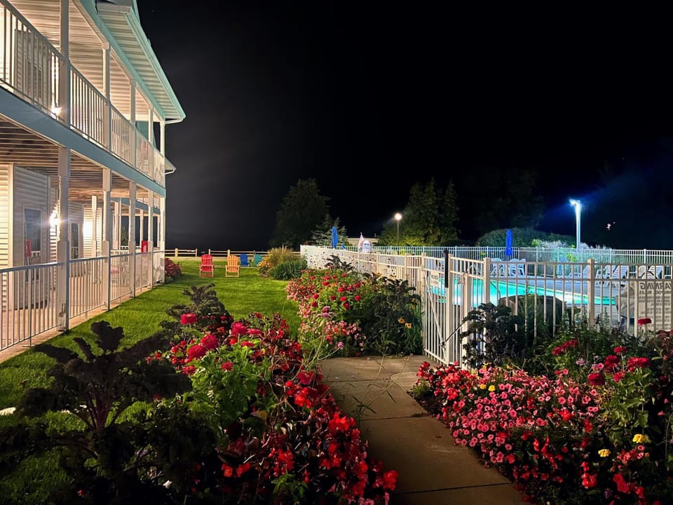 Bay Breeze Resort Hotel in Ephraim