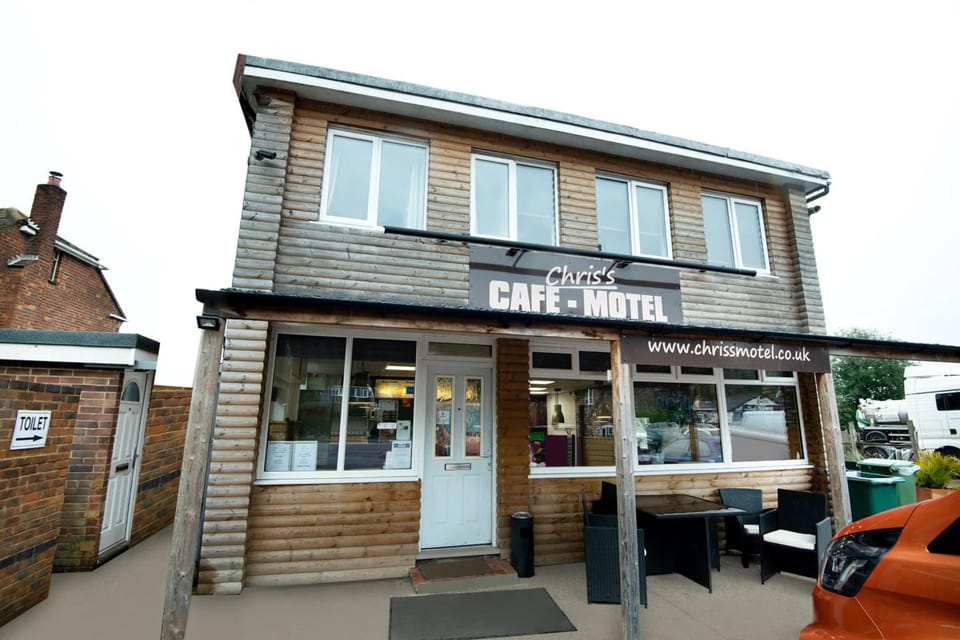 Chris's Motel Hotel in Wycombe District