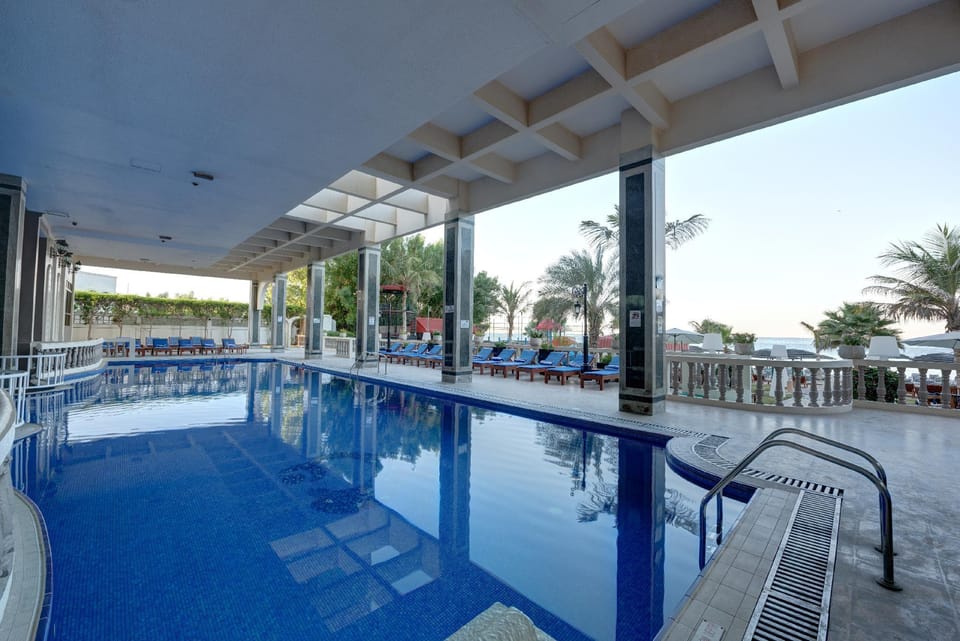 Swimming pool [outdoor]