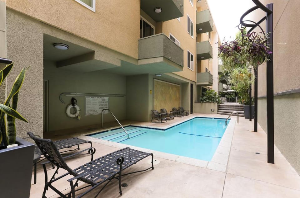 Beverly Hills Penthouse 2 BR Apt with Parking 407 Apartment hotel in Beverly Hills