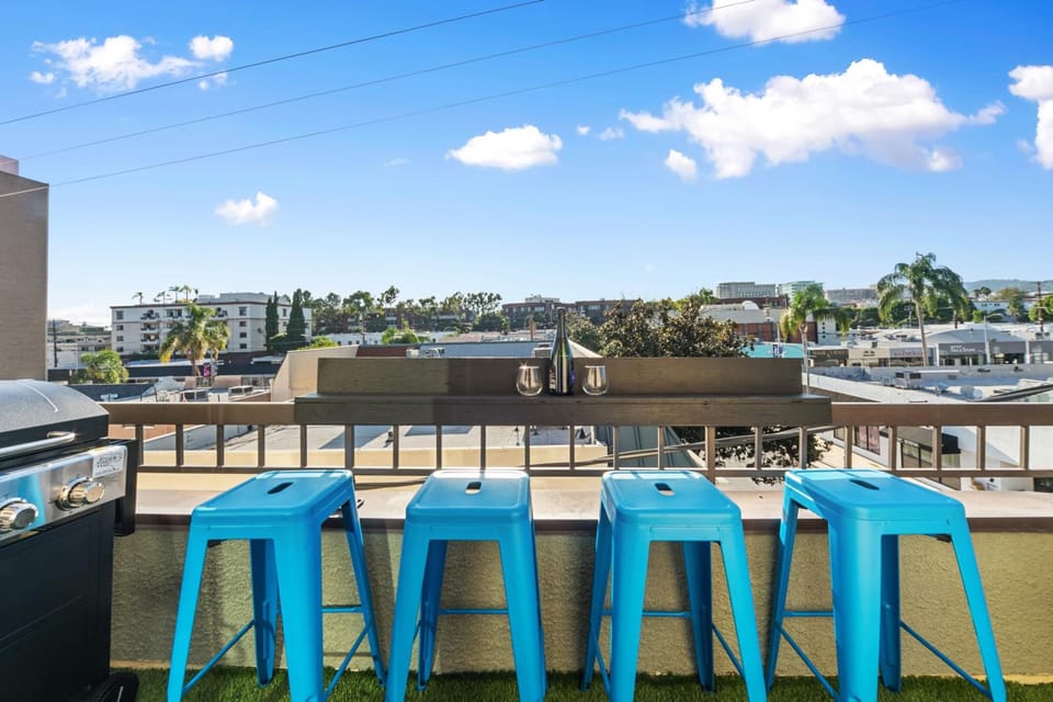 Beverly Hills Penthouse 2 BR Apt with Parking 407 Apartment hotel in Beverly Hills