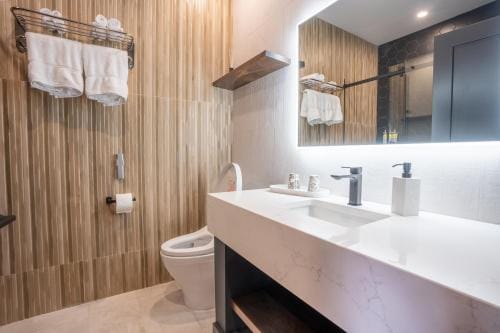 Lux Hotel Hotel in Chatham-Kent