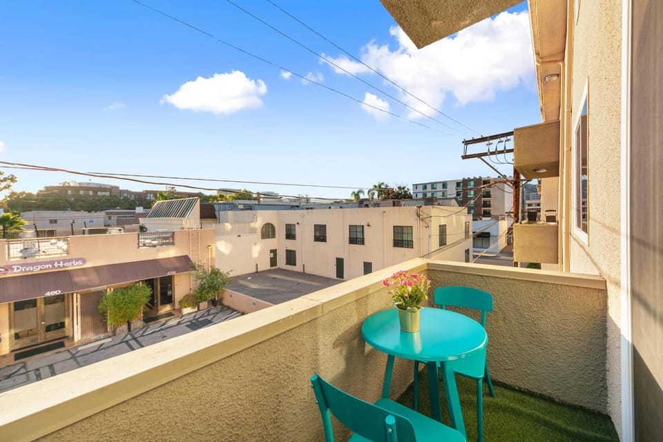 Beverly Hills Chic 2 bed 2bath with Patio and Parking 309 Apartment hotel in Beverly Hills