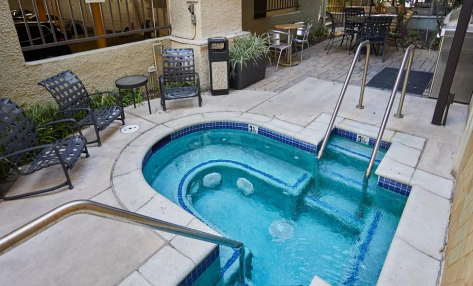 Beverly Hills Chic 2 bed 2bath with Patio and Parking 309 Apartment hotel in Beverly Hills