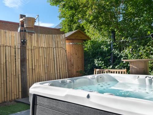 Voormalige Gevangenis Cel bij B&B Gezond aan Zee - Toegang Wellnesstuin meerprijs Hotel in Ouddorp