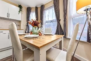 Awesome 2 Bed Flat Surrey Quays Free Parking Hotel in London Borough of Southwark