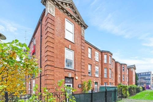 Awesome 2 Bed Flat Surrey Quays Free Parking Hotel in London Borough of Southwark