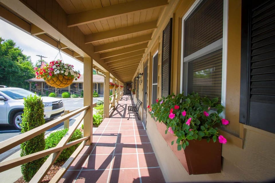 Mountainaire Inn & Log Cabins Hotel in Blowing Rock