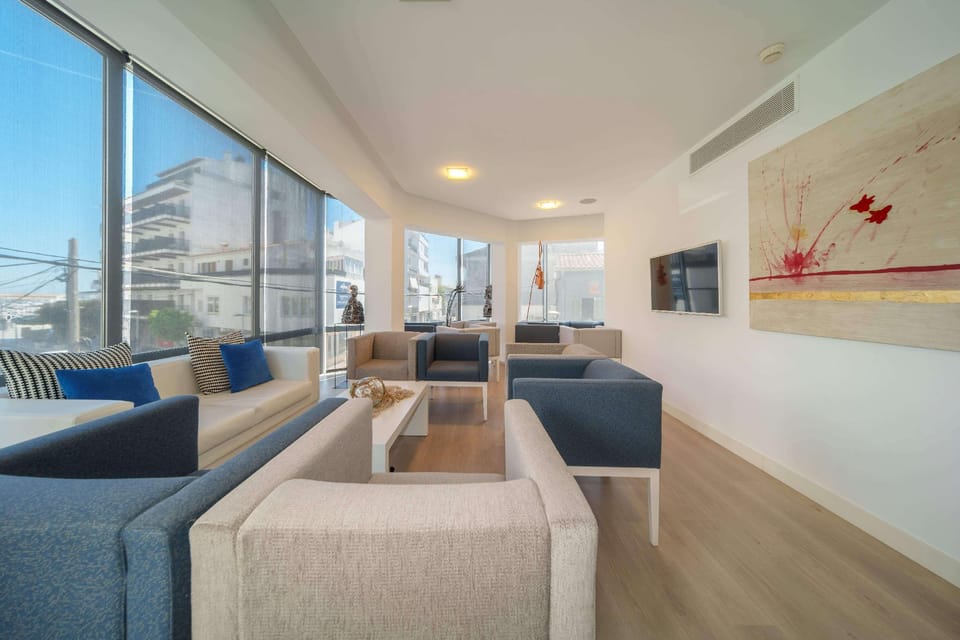 Shared lounge/TV area