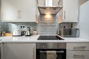 Willow Lodge Apartment Hotel in Shirley