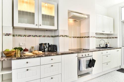 Ground Floor En-Suite Room with a Private Kitchen and Parking in a 5-Bedroom House at Hanwell Hotel in Southall