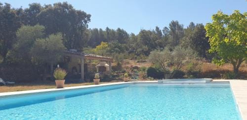 Gites Mas des rochers - Case bambou avec Spa Hotel in Le Beausset