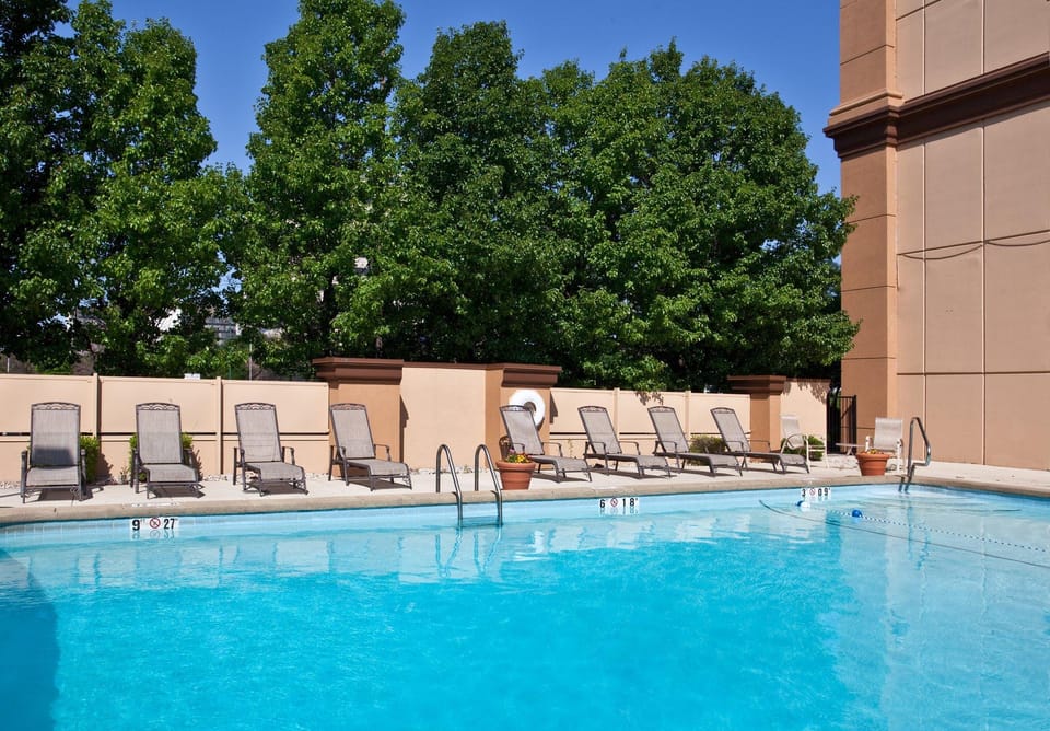 Swimming pool [outdoor]