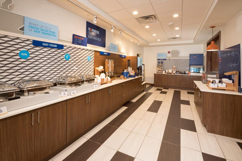Holiday Inn Express & Suites Portage By IHG Hotel in Portage