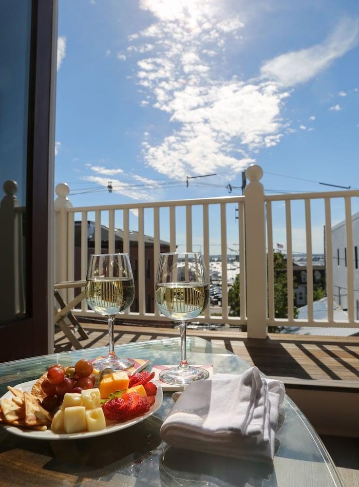 Almondy Inn Bed & Breakfast Inn in Newport