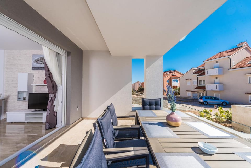 Apartments with pool Villa Zora Hotel in Novalja