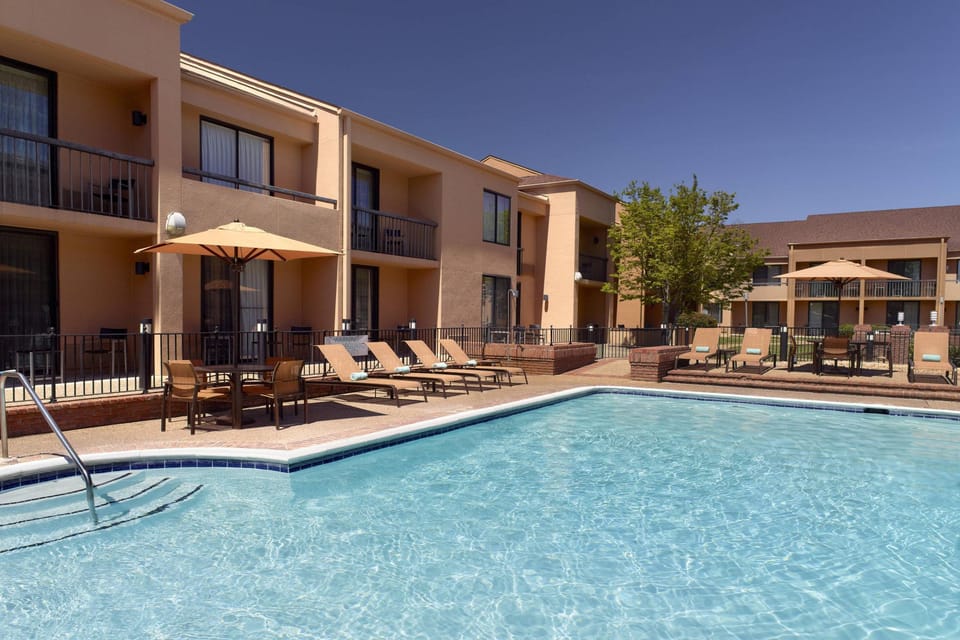 Swimming pool [outdoor]