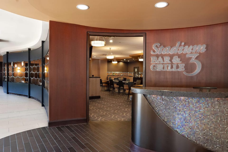 DoubleTree by Hilton Hotel Cleveland Downtown - Lakeside Hotel in Cleveland Heights