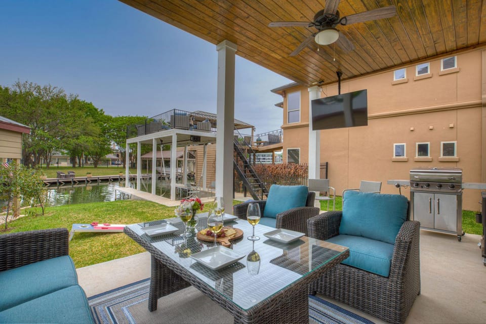 Stunning Luxury Lake Home With Waterfront & Dock! Hotel in Lake Lyndon B Johnson