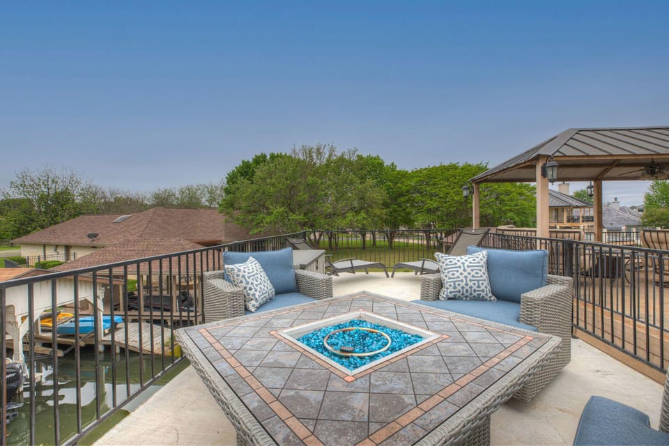 Stunning Luxury Lake Home With Waterfront & Dock! Hotel in Lake Lyndon B Johnson