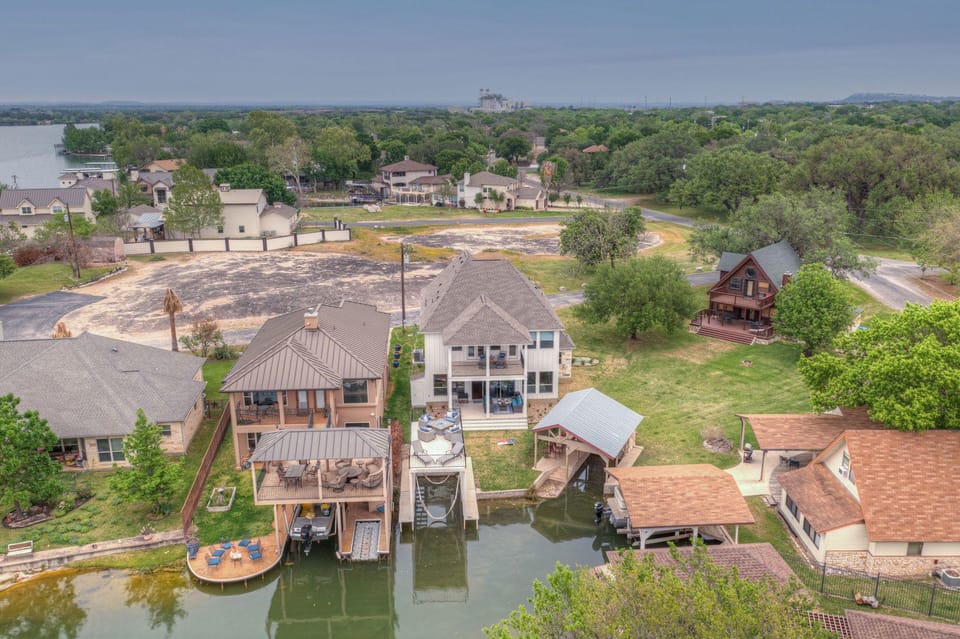 Stunning Luxury Lake Home With Waterfront & Dock! Hotel in Lake Lyndon B Johnson