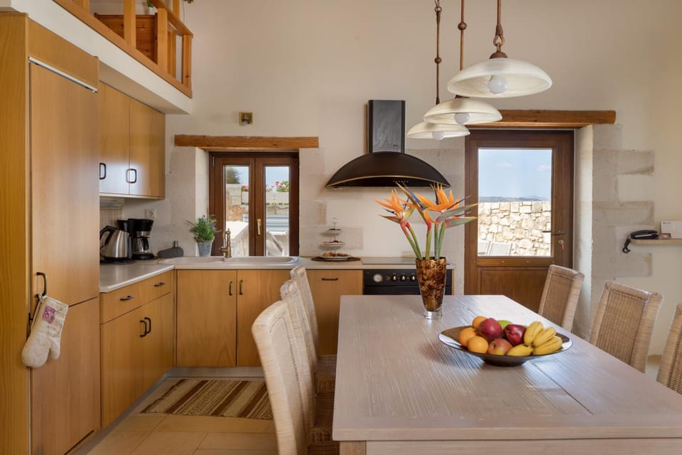 Olga's Filoxenia - Villa Aladanos-private pool and heated jacuzzi Hotel in Crete
