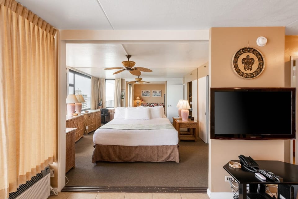 Queen Room With Two Queen Beds by Redawning Hotel in Honolulu