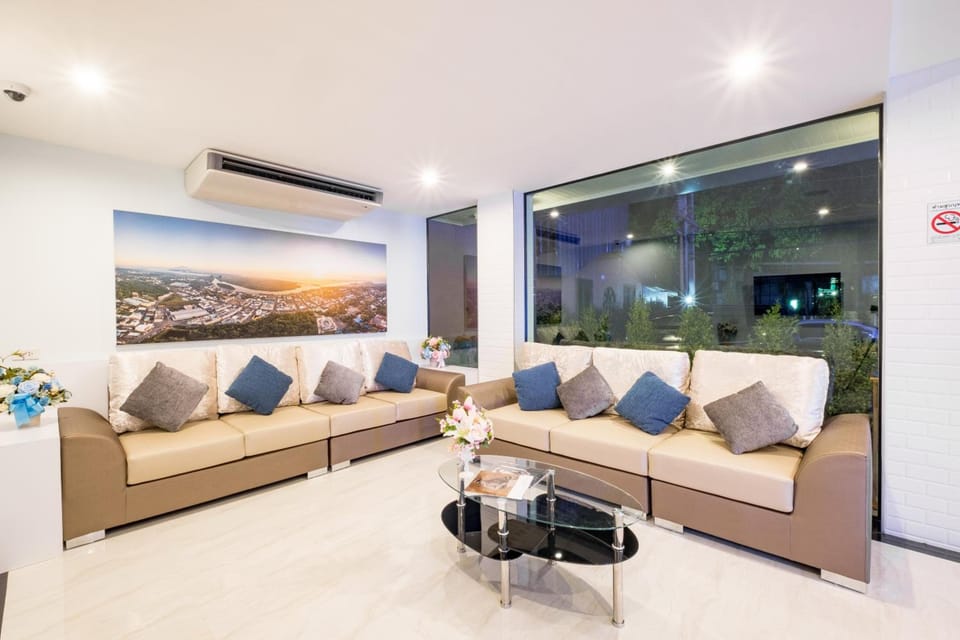 Shared lounge/TV area
