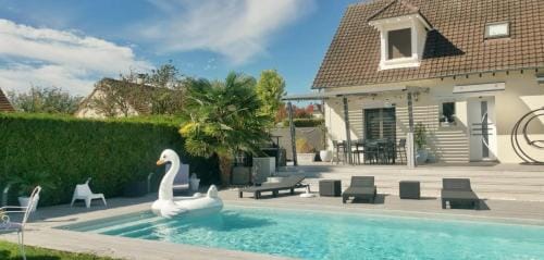 Ma Douce Bulle Piscine & Detente Villa partagee Hotel in Bourgogne-Franche-Comté
