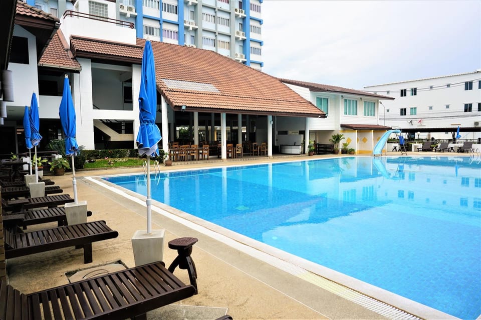 Swimming pool [outdoor]