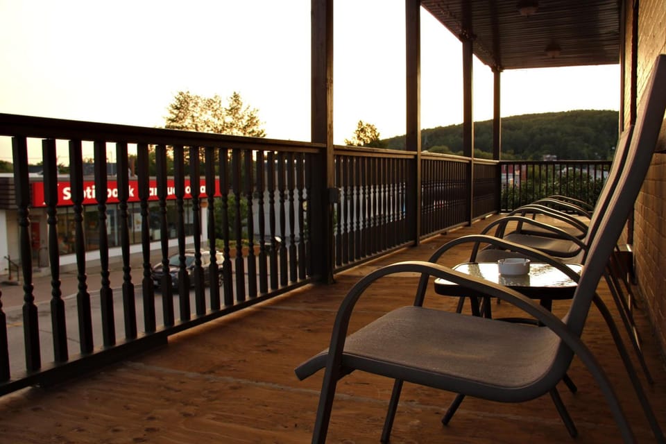 Le Voyageur Inn Inn in Ontario
