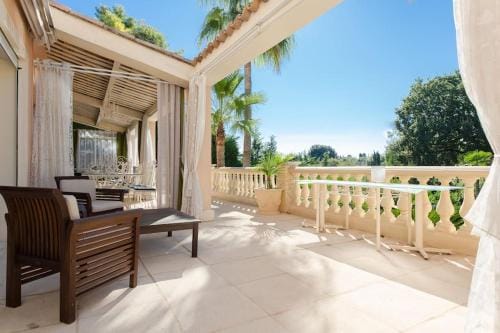 Dans villa spa hammam sauna piscine, 5 chambres Hotel in Antibes