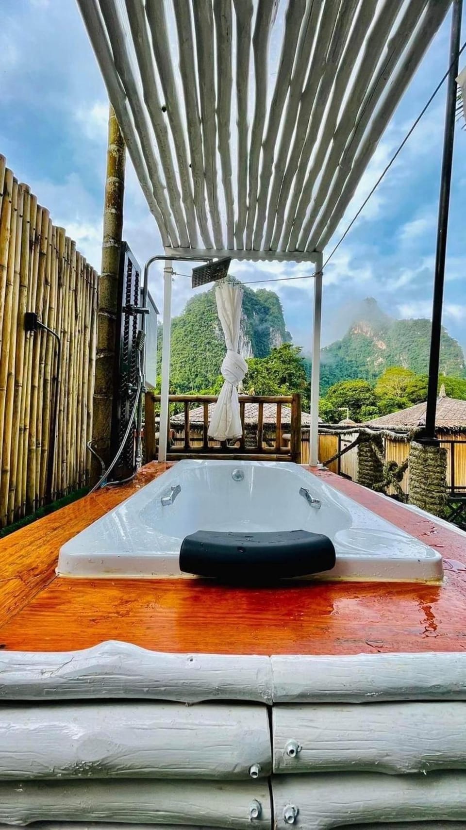 Bridge Hill Cafe Glamping Hotel in Khlong Sok