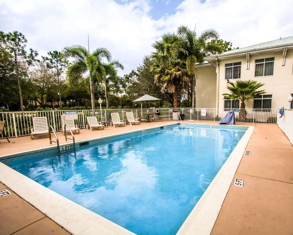 Swimming pool [outdoor]